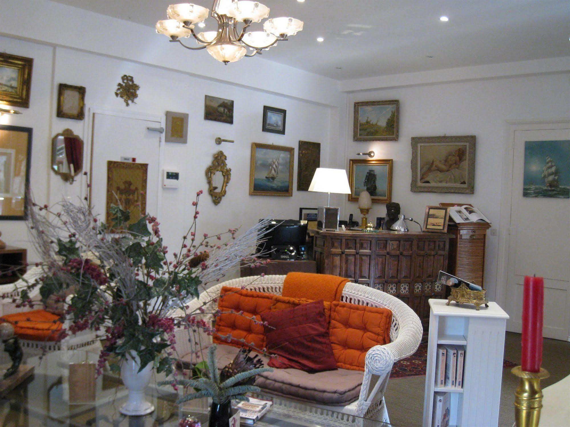 Hotel Les Tennis Men Les Pins Centre 2*